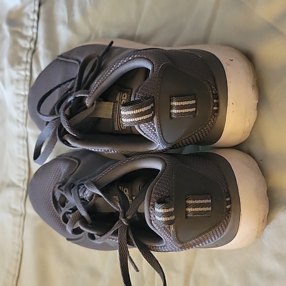 Adidas running shoe - Picture 3 of 6